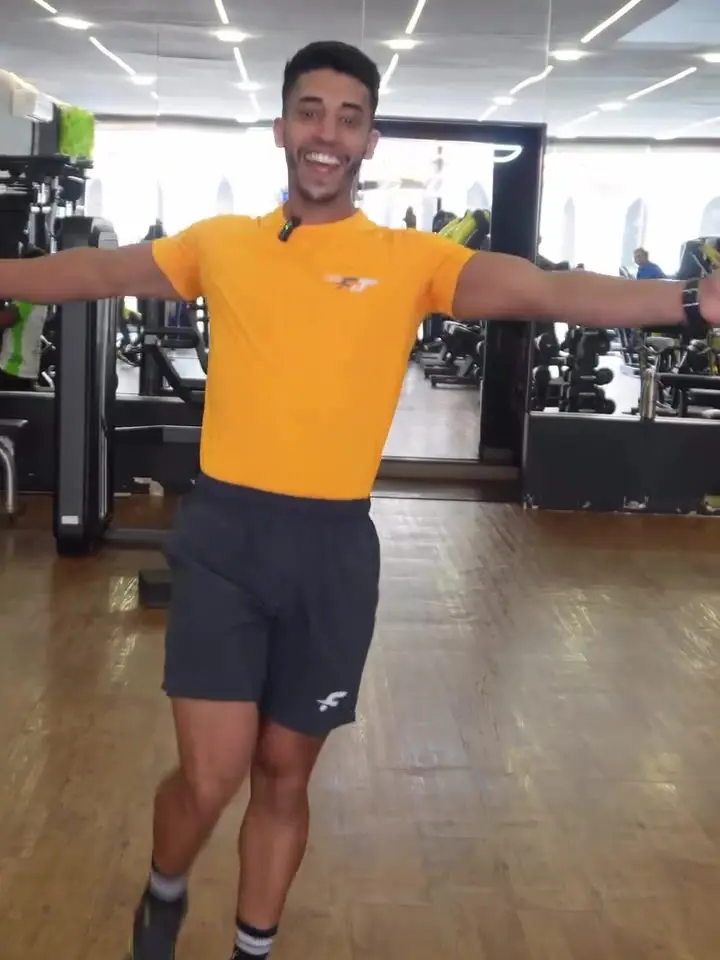 Salão de musculação da Led Fit com aparelhos e iluminação em led