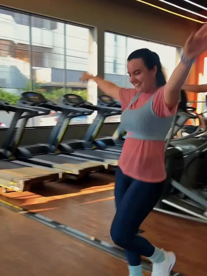 Sala de aulas da Led Fit com esteiras e janelas ao fundo