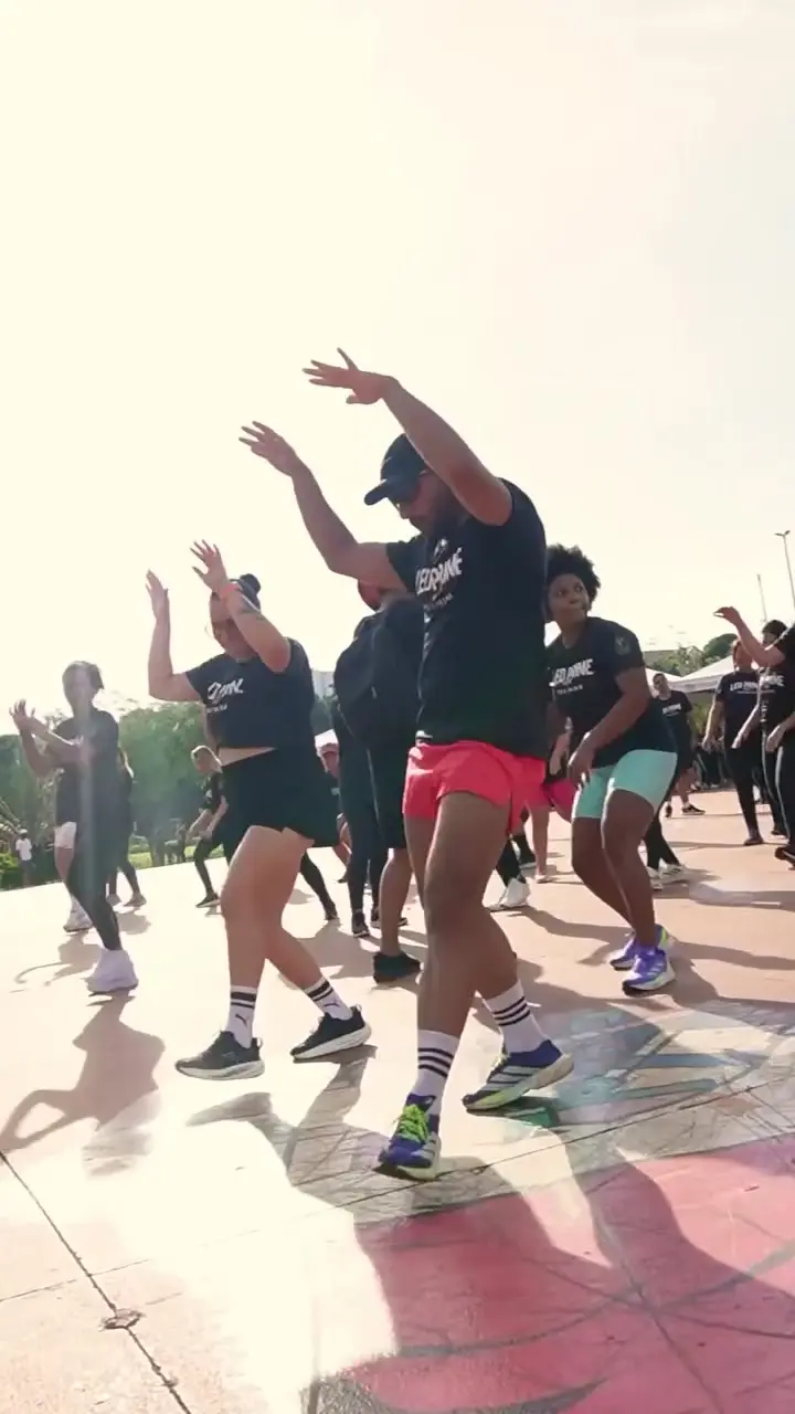 Alunos da Led Fit treinando juntos em aula ao ar livre