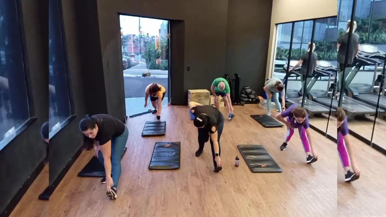 Alunos em aula de alongamento no salão da Led Fit