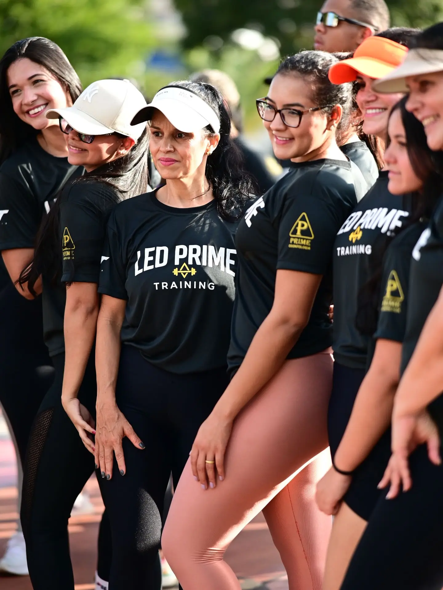 Alunas sorrindo em aula coletiva ao ar livre da Led Fit